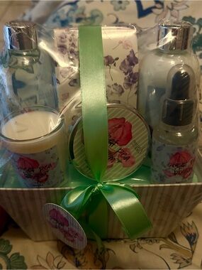 Sweet Pea Blossom Women’s Bath & Body Gift Set - Green NWT wrapped in plastic